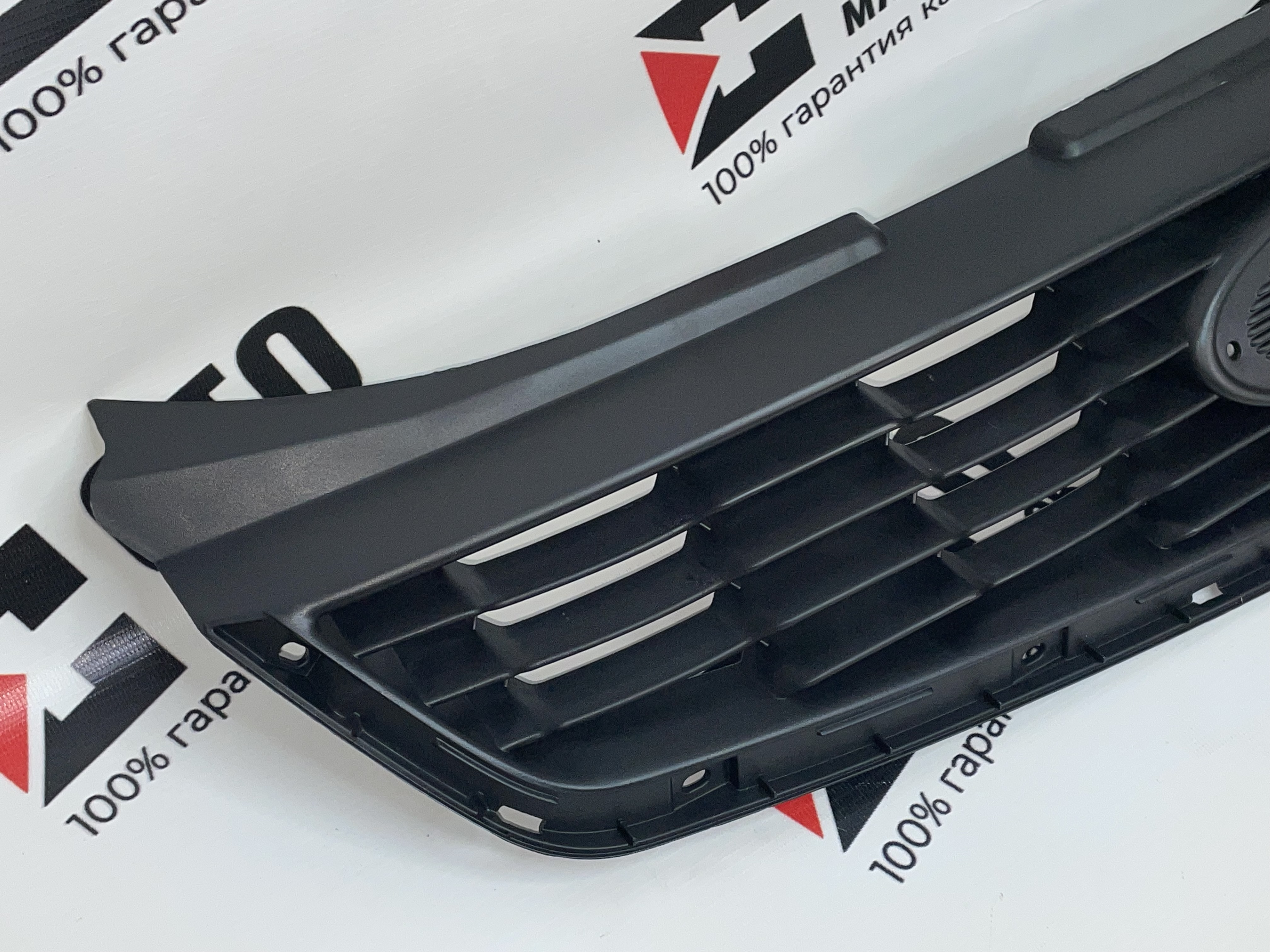 РЕШЕТКА бампера (ВЕРХНЯЯ СОТЫ) 21704